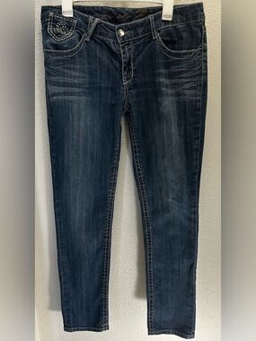Seven7 low rise London blue jeans, white stitch, bling accents, women’s size 32.
